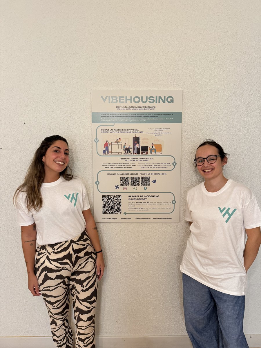 Dos miembros del equipo y la comunidad VibeHousing