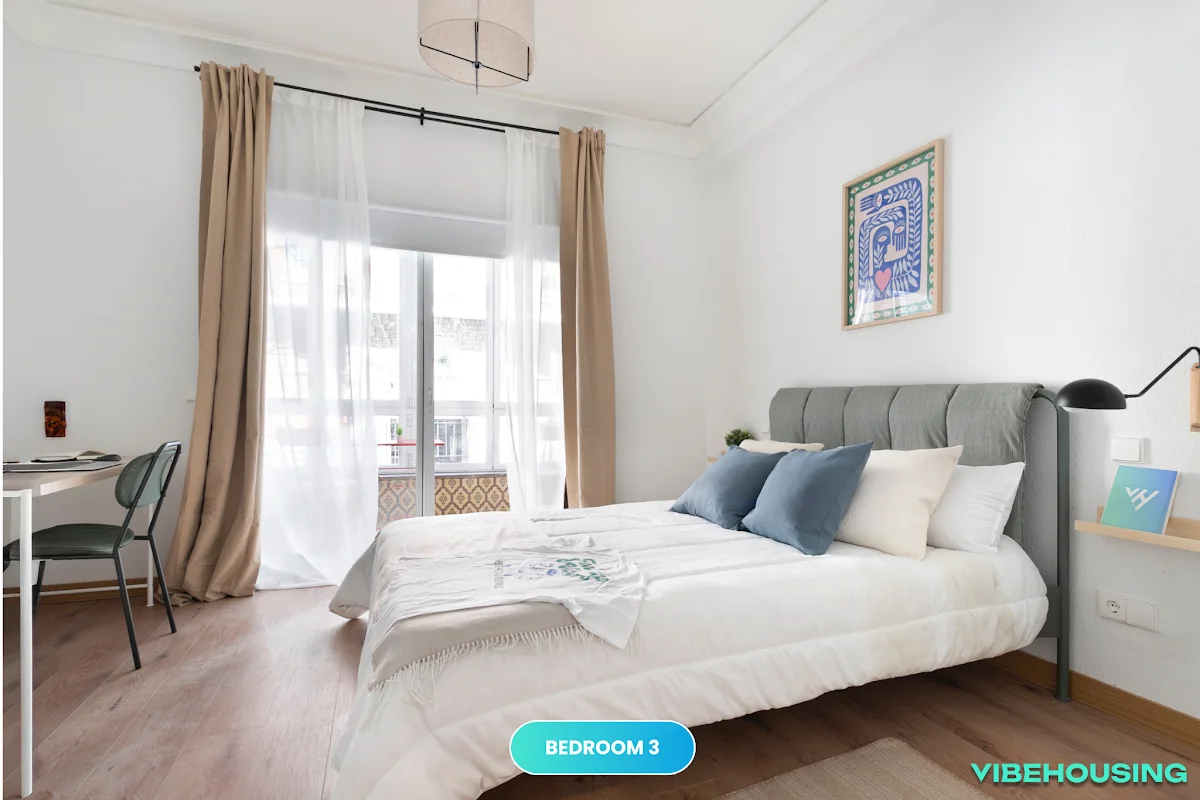 Habitación 3 de Guzmán el Bueno 89 con cama doble y balcón